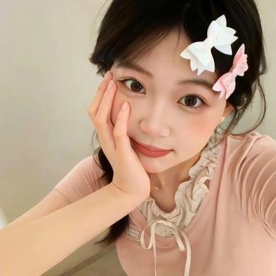 当她换上泳衣